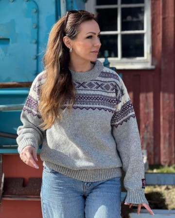 Nordlys Mønstret ullgenser til dame og herre rund hals grå lilla natur