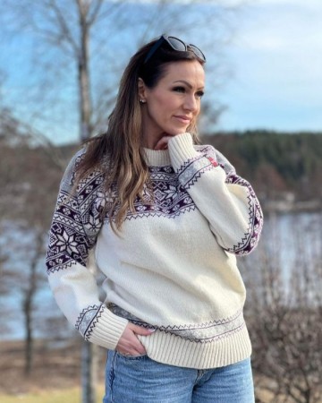 Nordlys mønstret ullgenser til dame og herre rund hals natur lilla grå